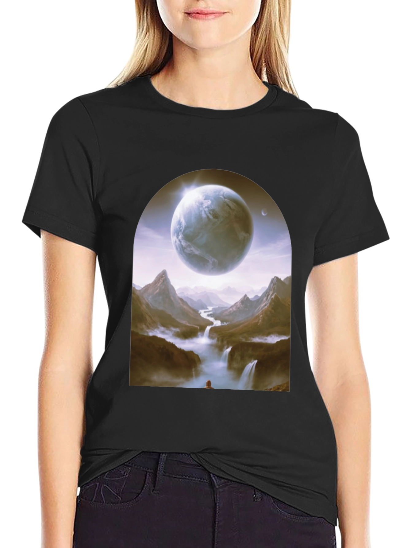 Camiseta Negra con Diseño Fantasía de Planeta y Paisaje