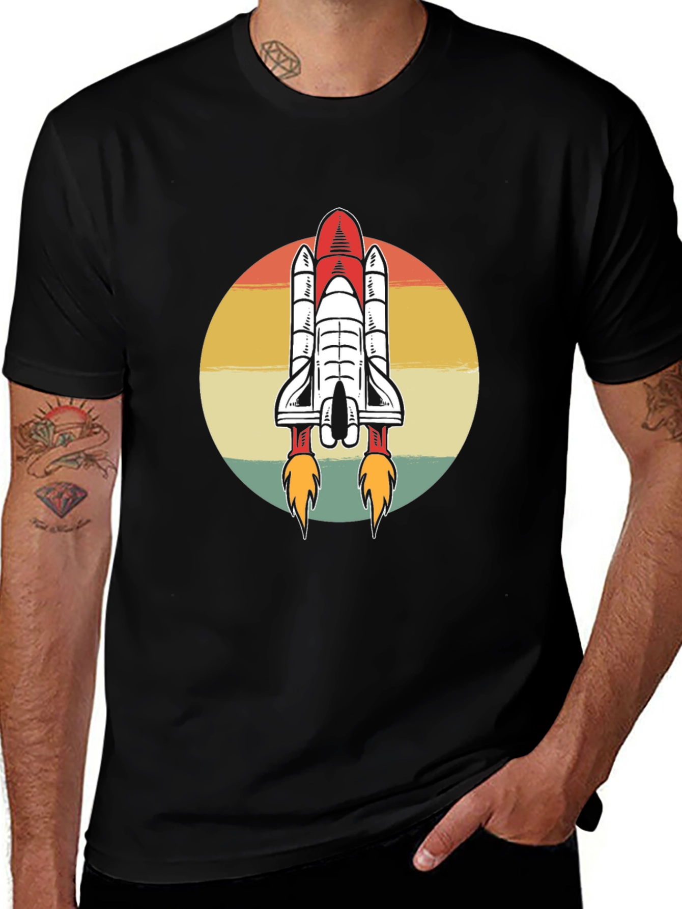 Camiseta Negra con Diseño Retro de Lanzadera Espacial