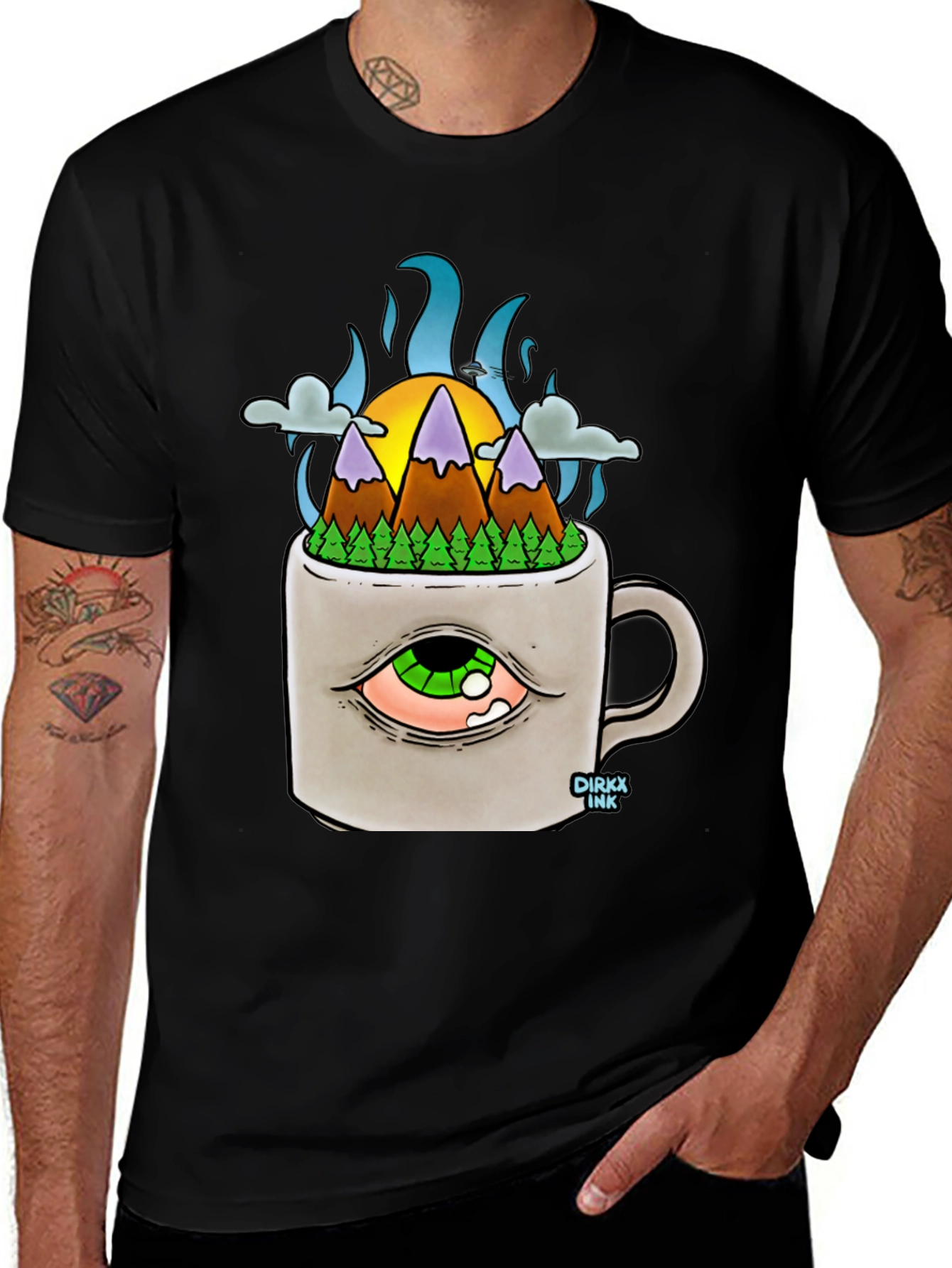 Camiseta Negra con Diseño Original Montaña en Taza