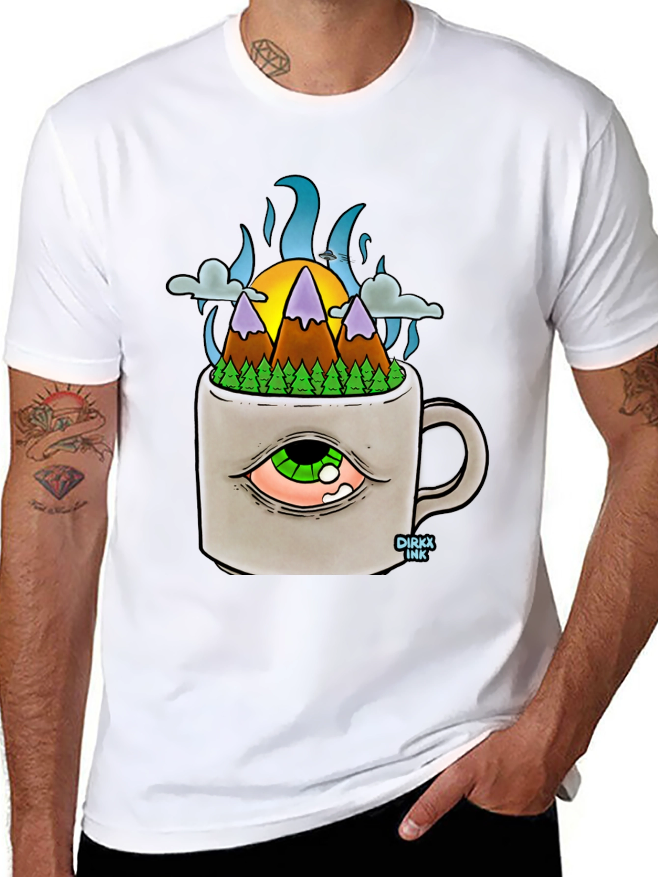 Camiseta Negra con Diseño Original Montaña en Taza
