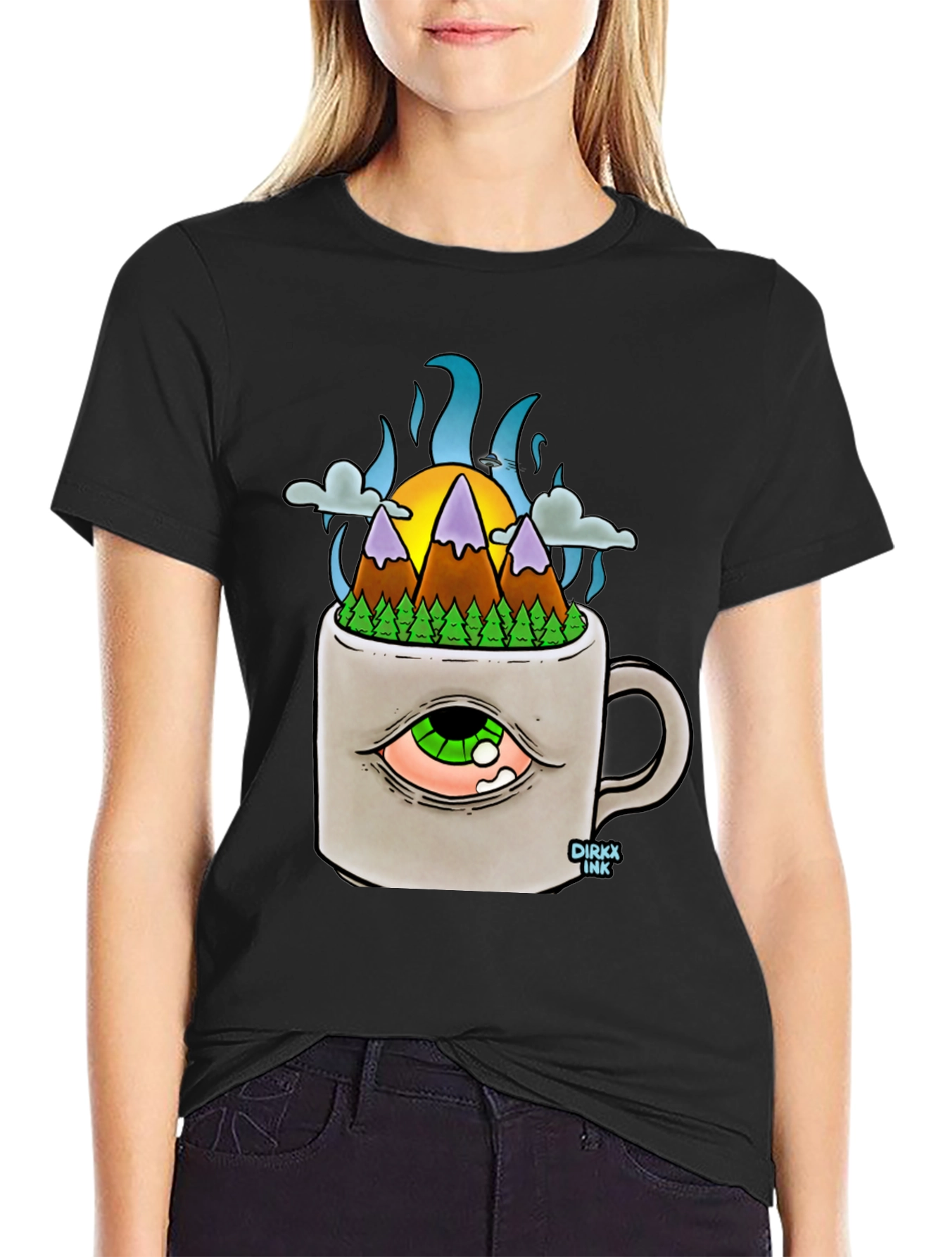 Camiseta Negra con Diseño Original Montaña en Taza