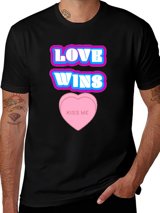 Camiseta Negra Love Wins - Kiss Me