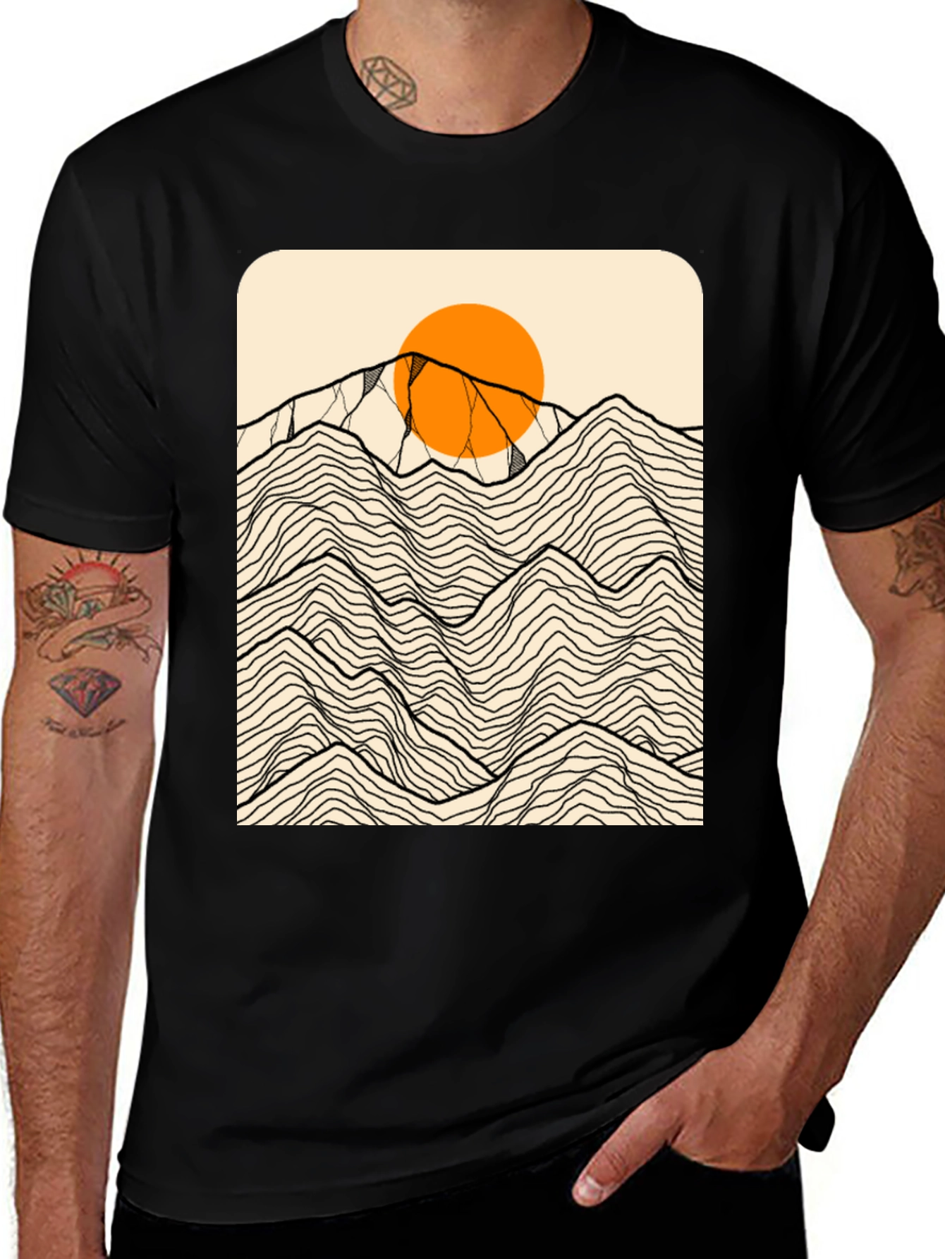 Camiseta Negra Gráfica Montañas Abstractas Sol Naranja