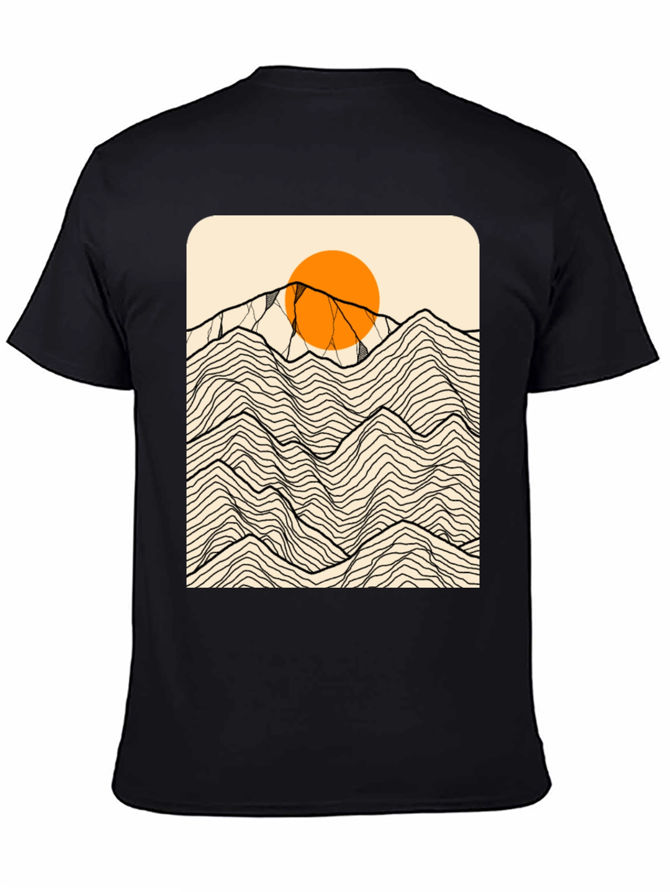 Camiseta Negra Gráfica Montañas Abstractas Sol Naranja