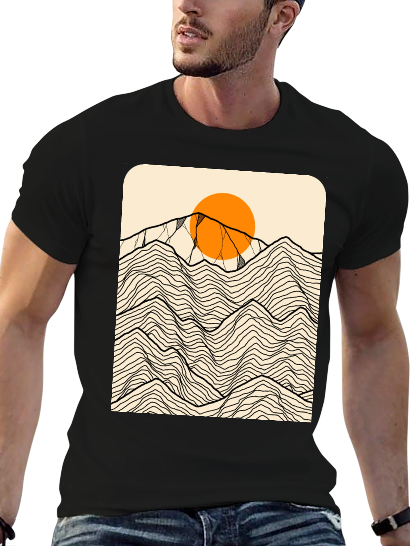 Camiseta Negra Gráfica Montañas Abstractas Sol Naranja