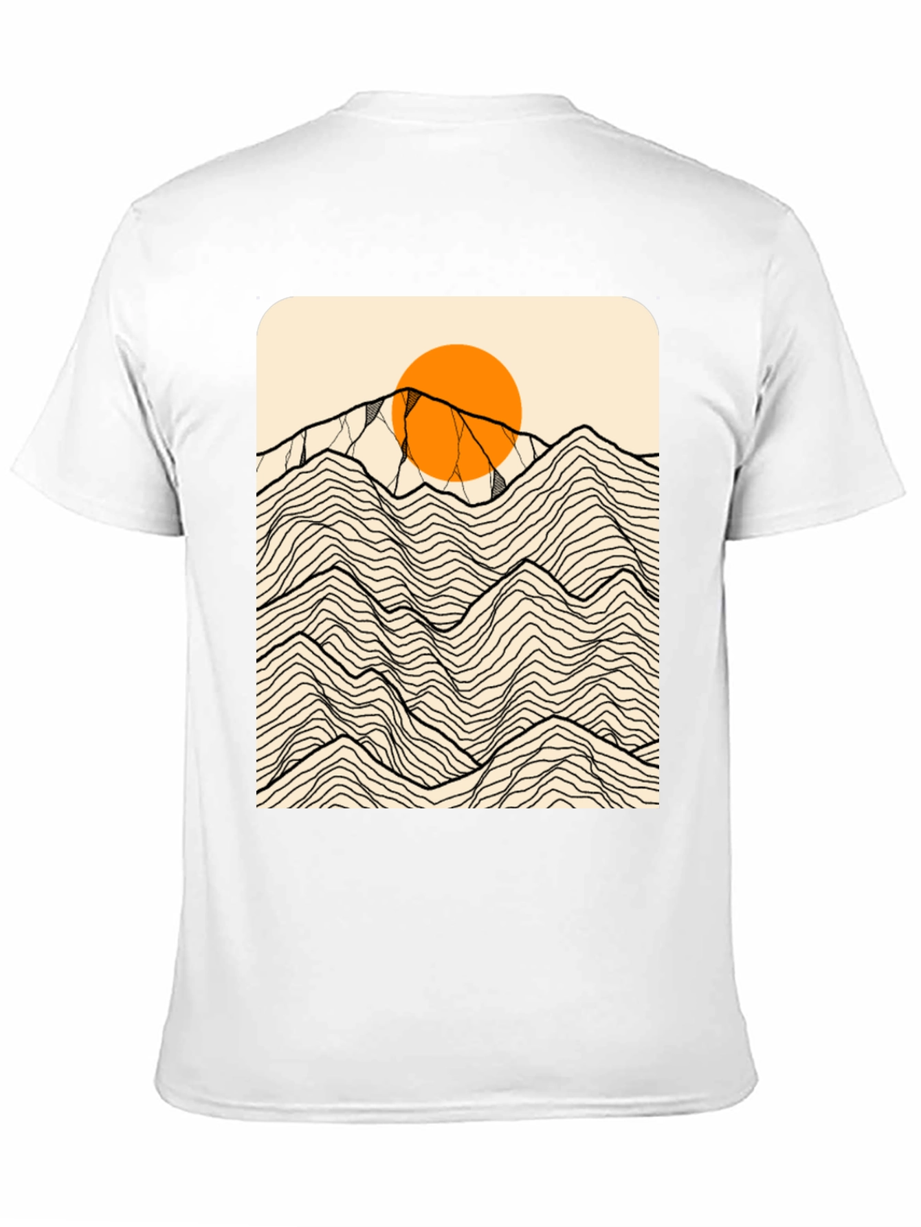 Camiseta Negra Gráfica Montañas Abstractas Sol Naranja