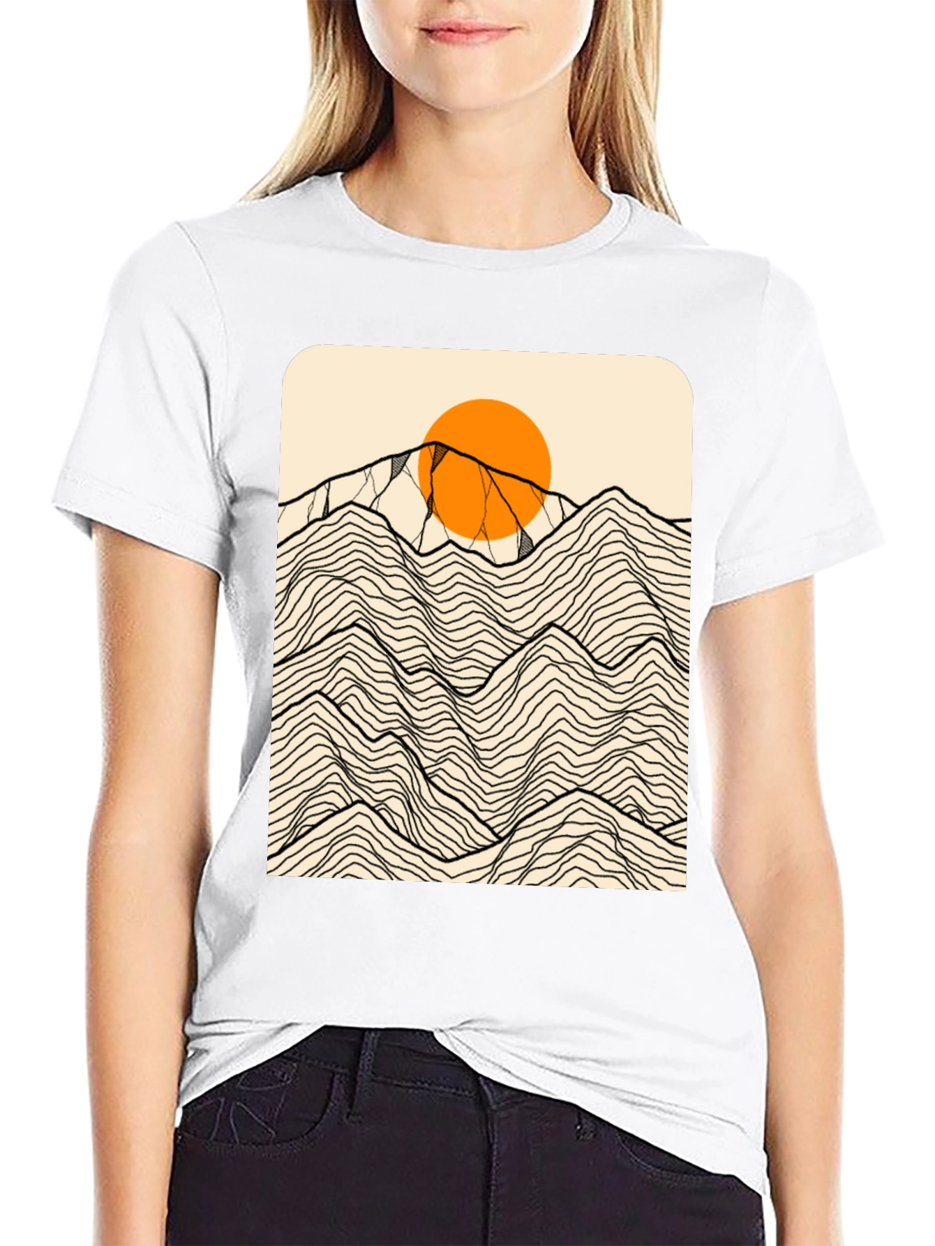 Camiseta Negra Gráfica Montañas Abstractas Sol Naranja