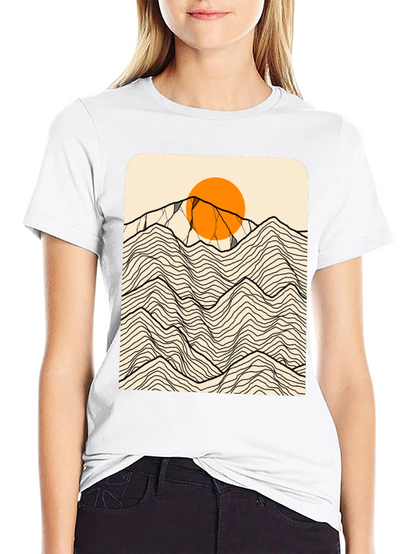 Camiseta Negra Gráfica Montañas Abstractas Sol Naranja