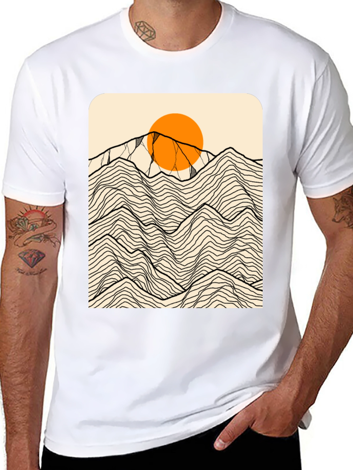 Camiseta Negra Gráfica Montañas Abstractas Sol Naranja