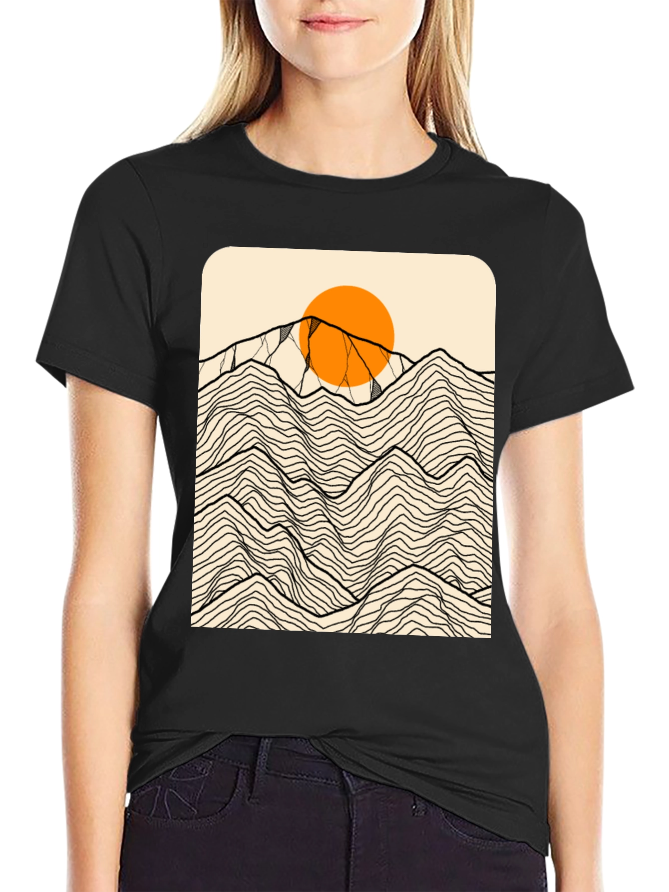Camiseta Negra Gráfica Montañas Abstractas Sol Naranja