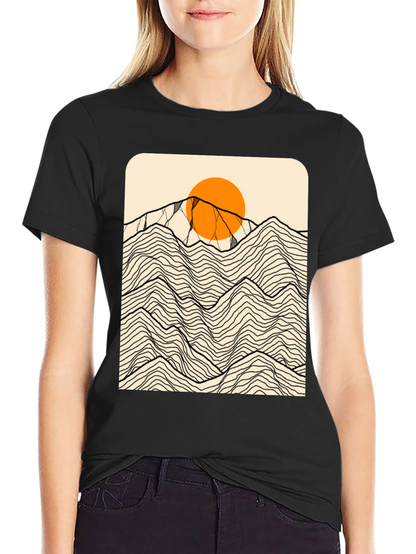 Camiseta Negra Gráfica Montañas Abstractas Sol Naranja