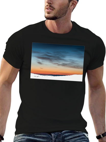 Camiseta Negra con Diseño de Cielo al Atardecer