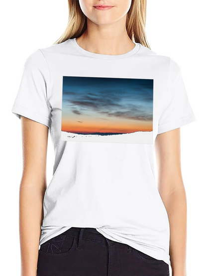 Camiseta Negra con Diseño de Cielo al Atardecer