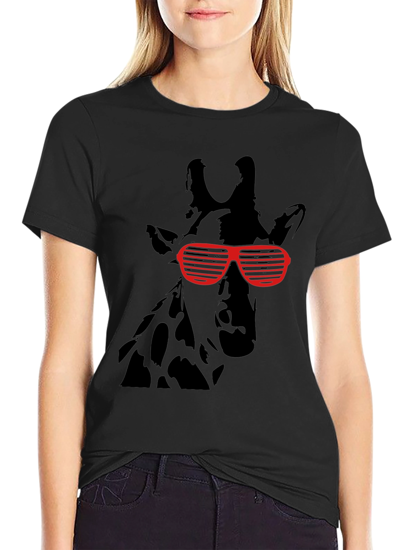 Camiseta Negra con Jirafa y Gafas de Sol