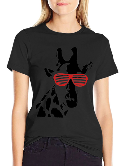 Camiseta Negra con Jirafa y Gafas de Sol