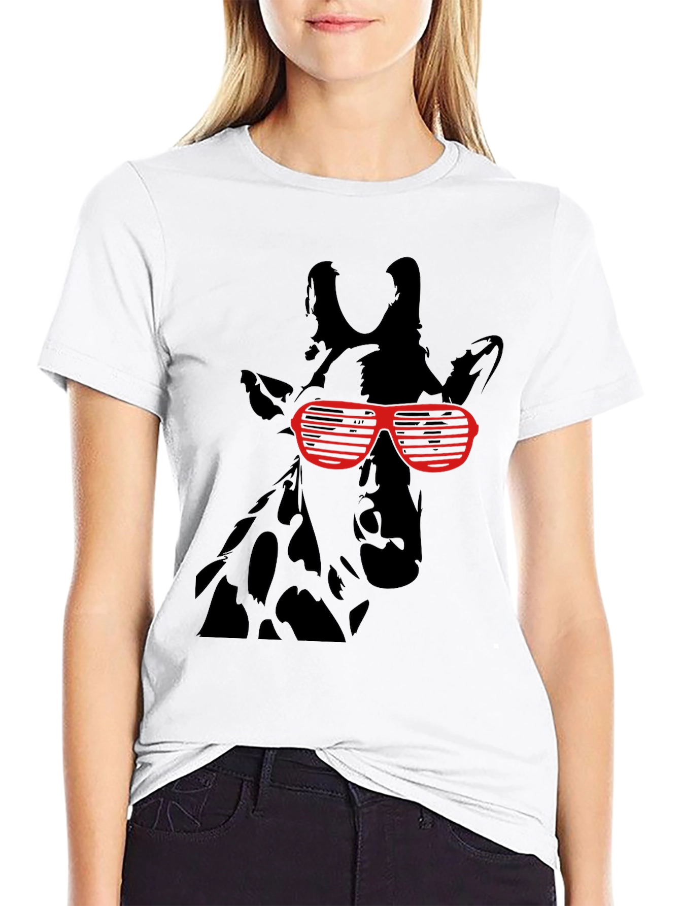 Camiseta Negra con Jirafa y Gafas de Sol