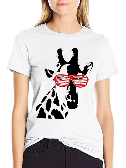 Camiseta Negra con Jirafa y Gafas de Sol