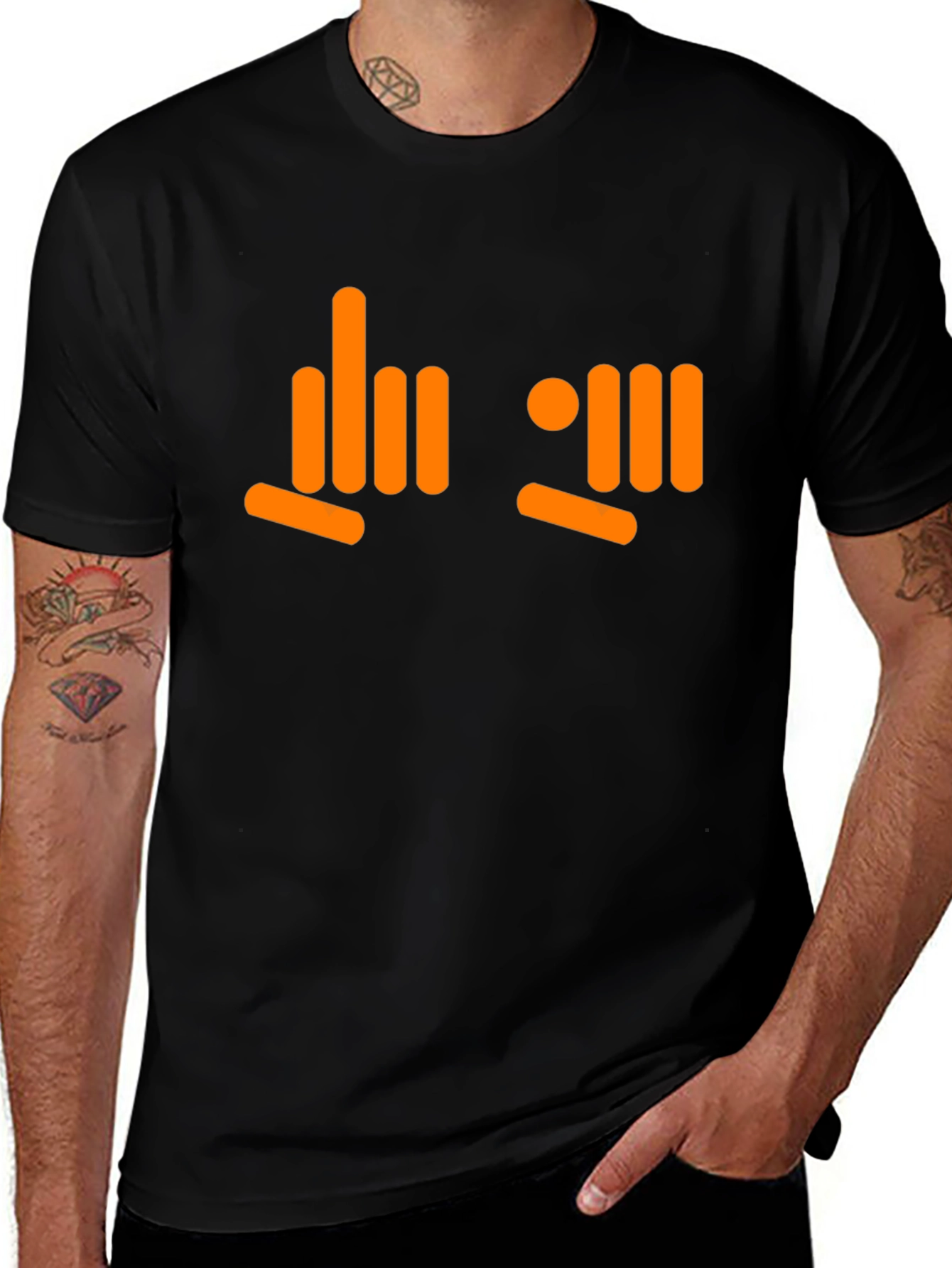 Camiseta Negra con Diseño Gráfico Naranja