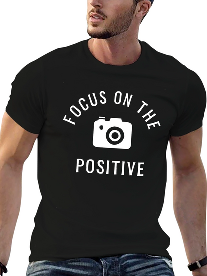 Camiseta Negra: Enfoque Positivo con Cámara