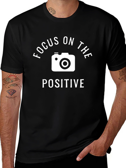 Camiseta Negra: Enfoque Positivo con Cámara