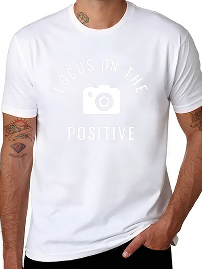 Camiseta Negra: Enfoque Positivo con Cámara