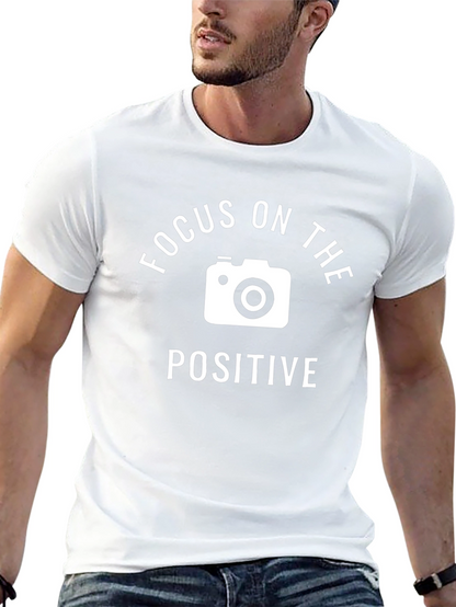 Camiseta Negra: Enfoque Positivo con Cámara