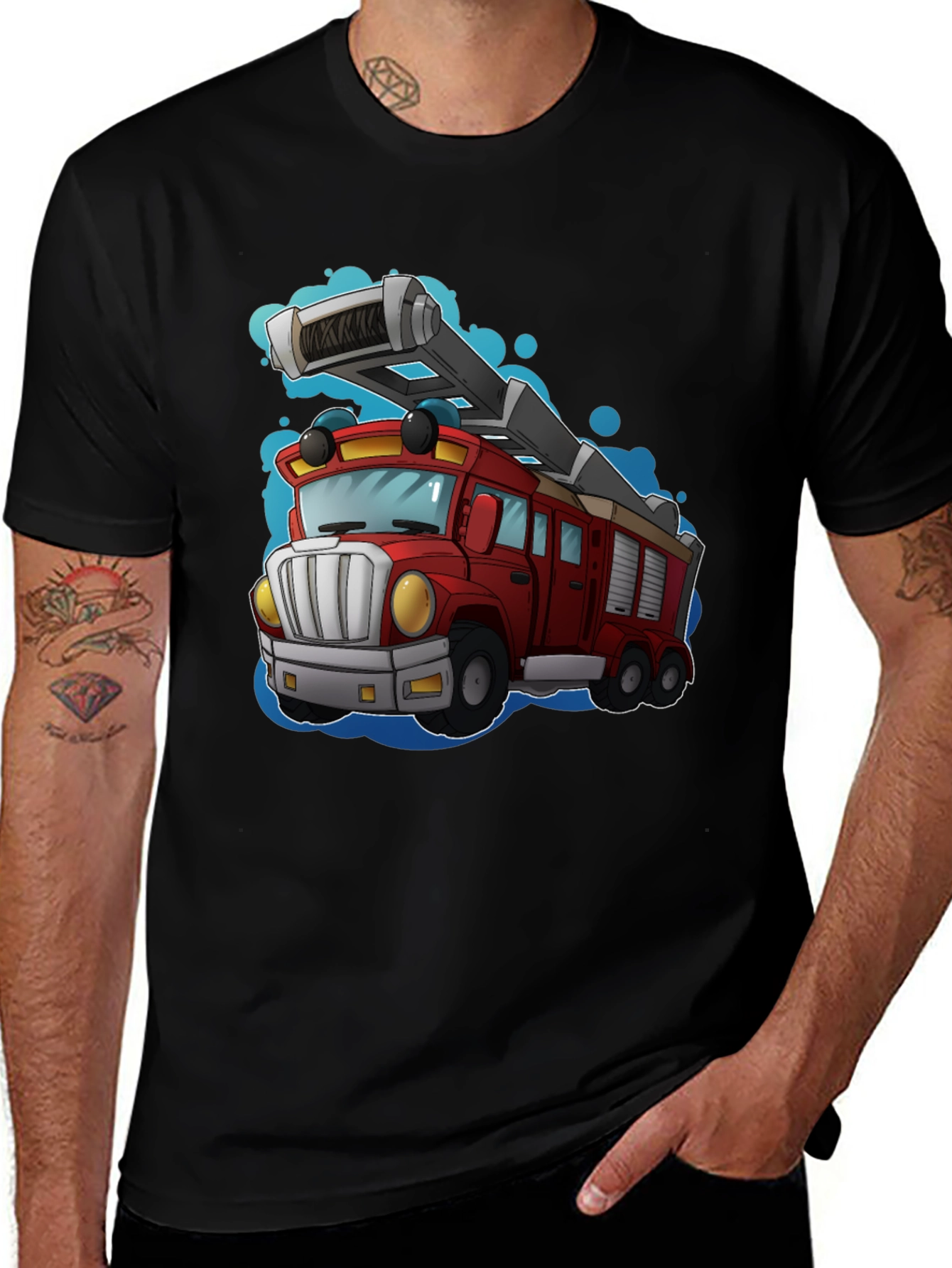 Camiseta Negra con Diseño de Camión de Bomberos