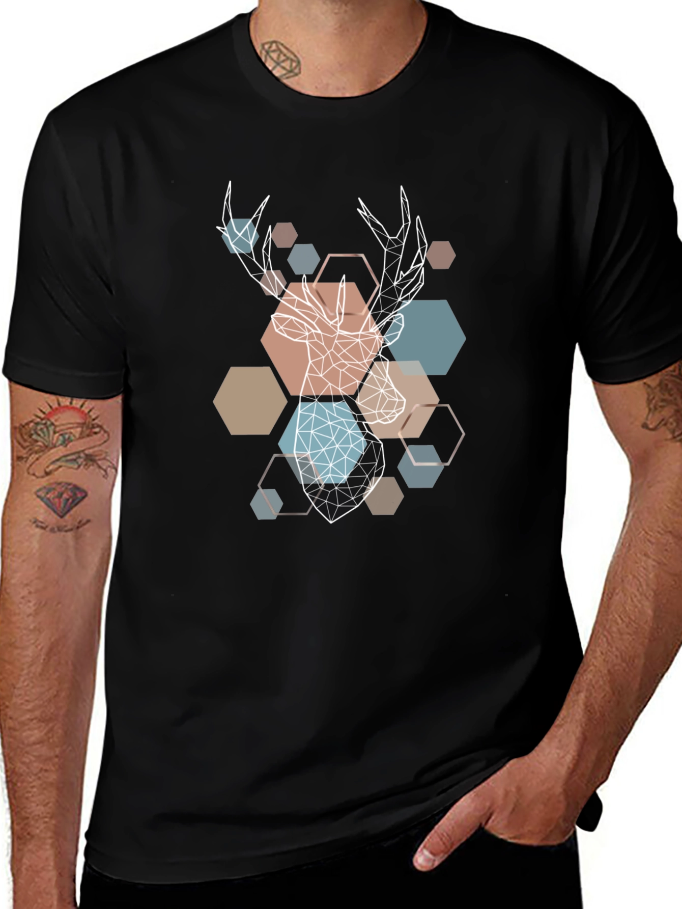 Camiseta Negra con Diseño Geométrico de Ciervo
