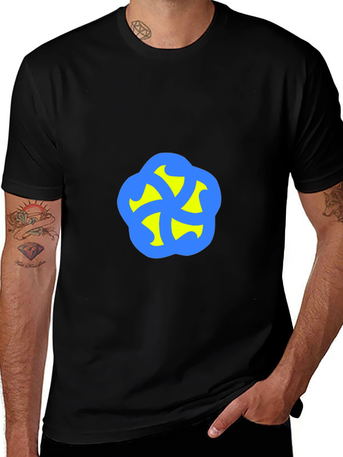 Camiseta Negra con Diseño Abstracto Azul y Amarillo