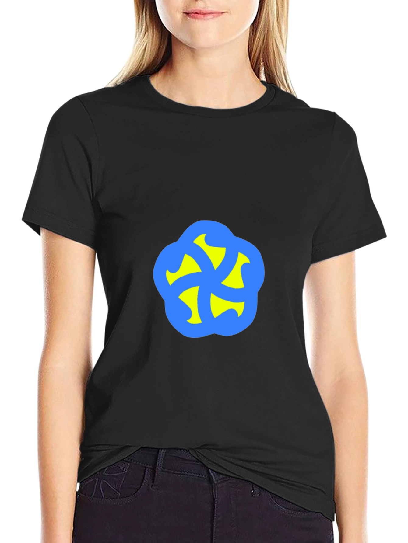 Camiseta Negra con Diseño Abstracto Azul y Amarillo