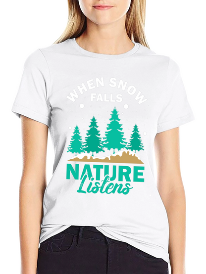 Camiseta Negra: Cuando la Nieve Cae la Naturaleza Escucha