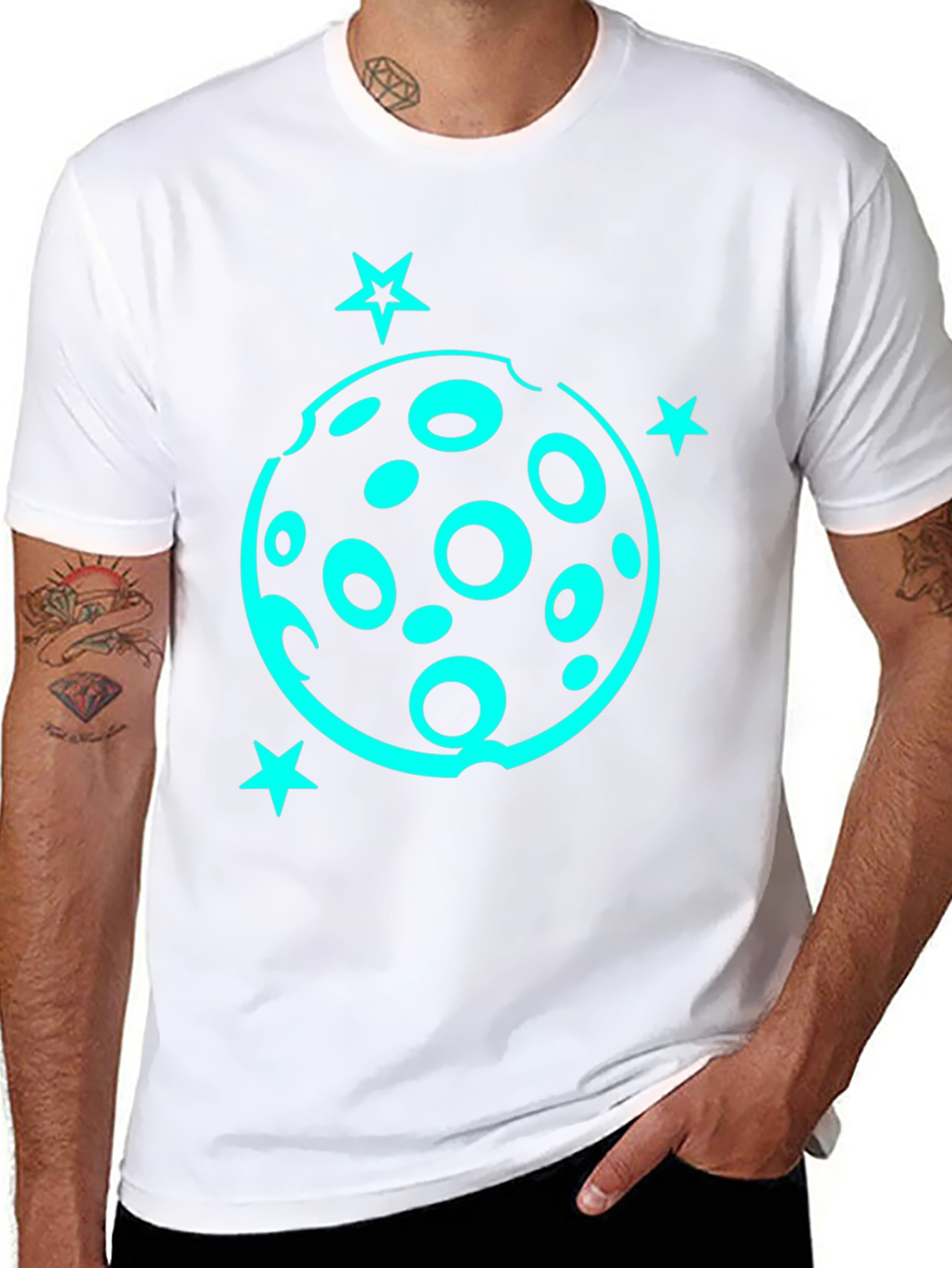 Camiseta Negra con Diseño Lunar y Estrellas Turquesa