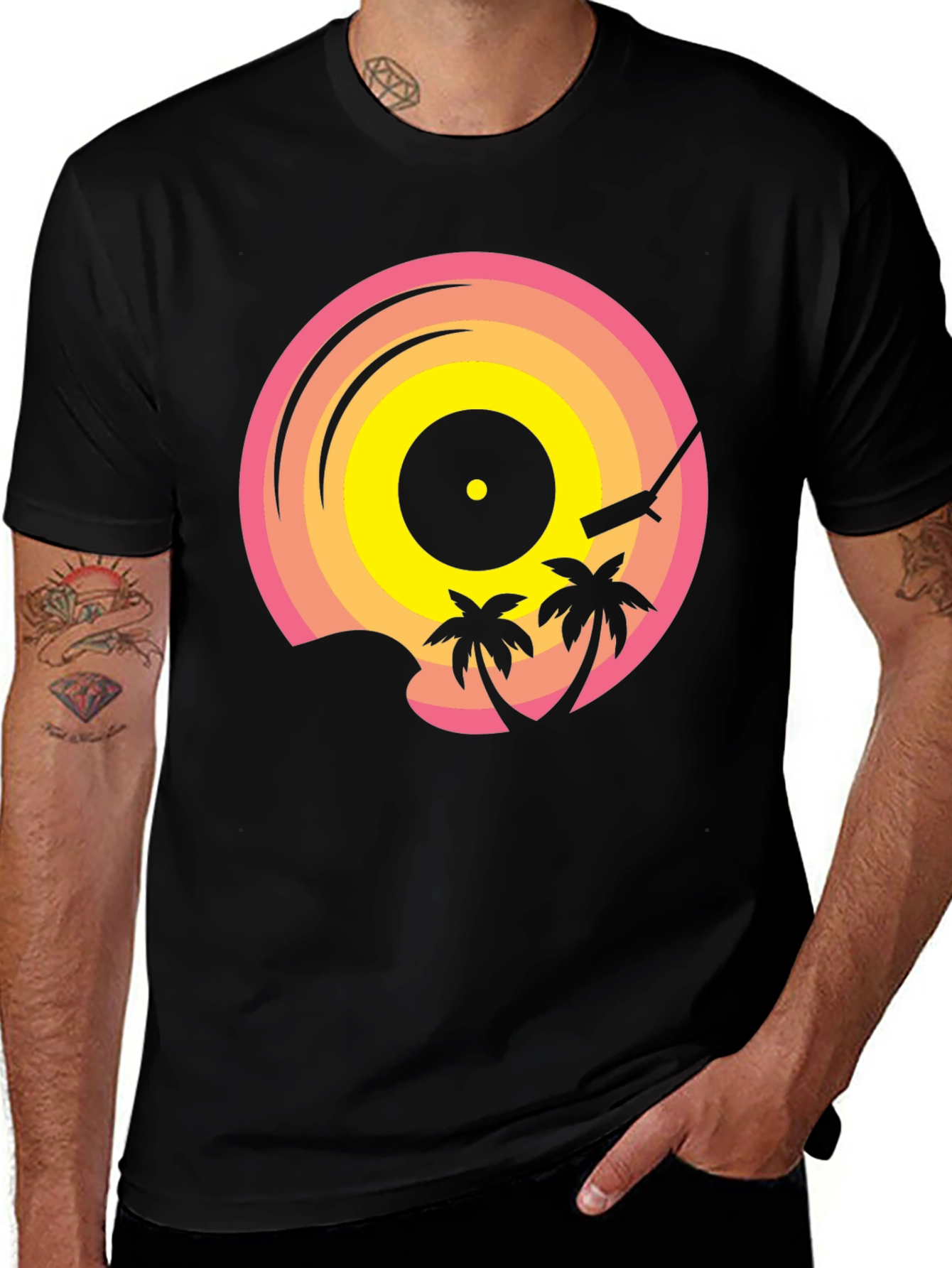 Camiseta Negra con Diseño de Vinilo Tropical