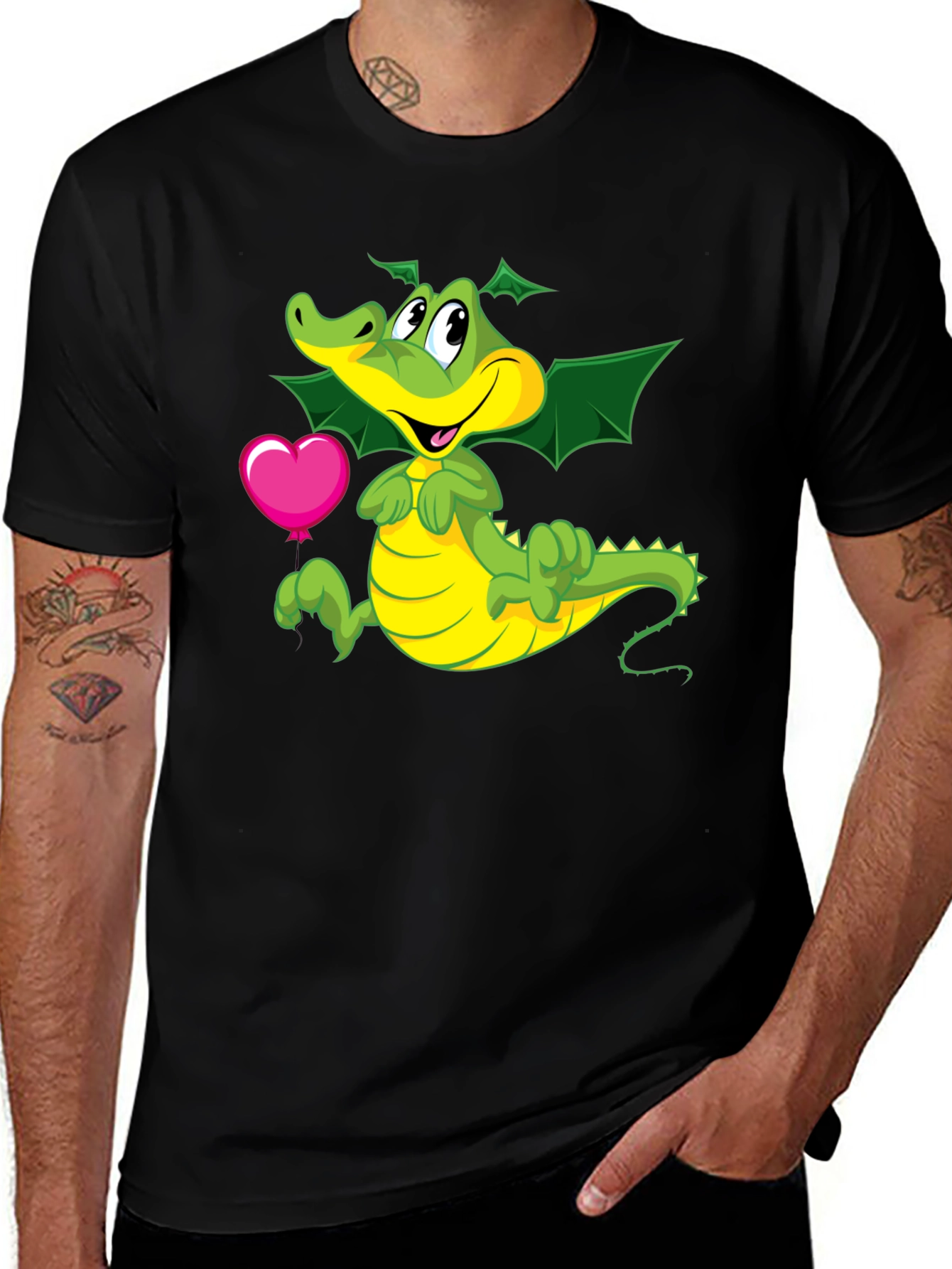 Camiseta Negra con Dragón y Corazón