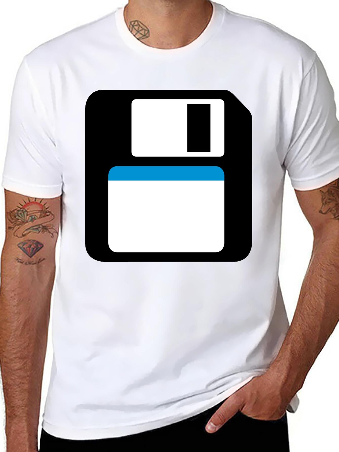 Camiseta Negra con Diseño Disquete Retro