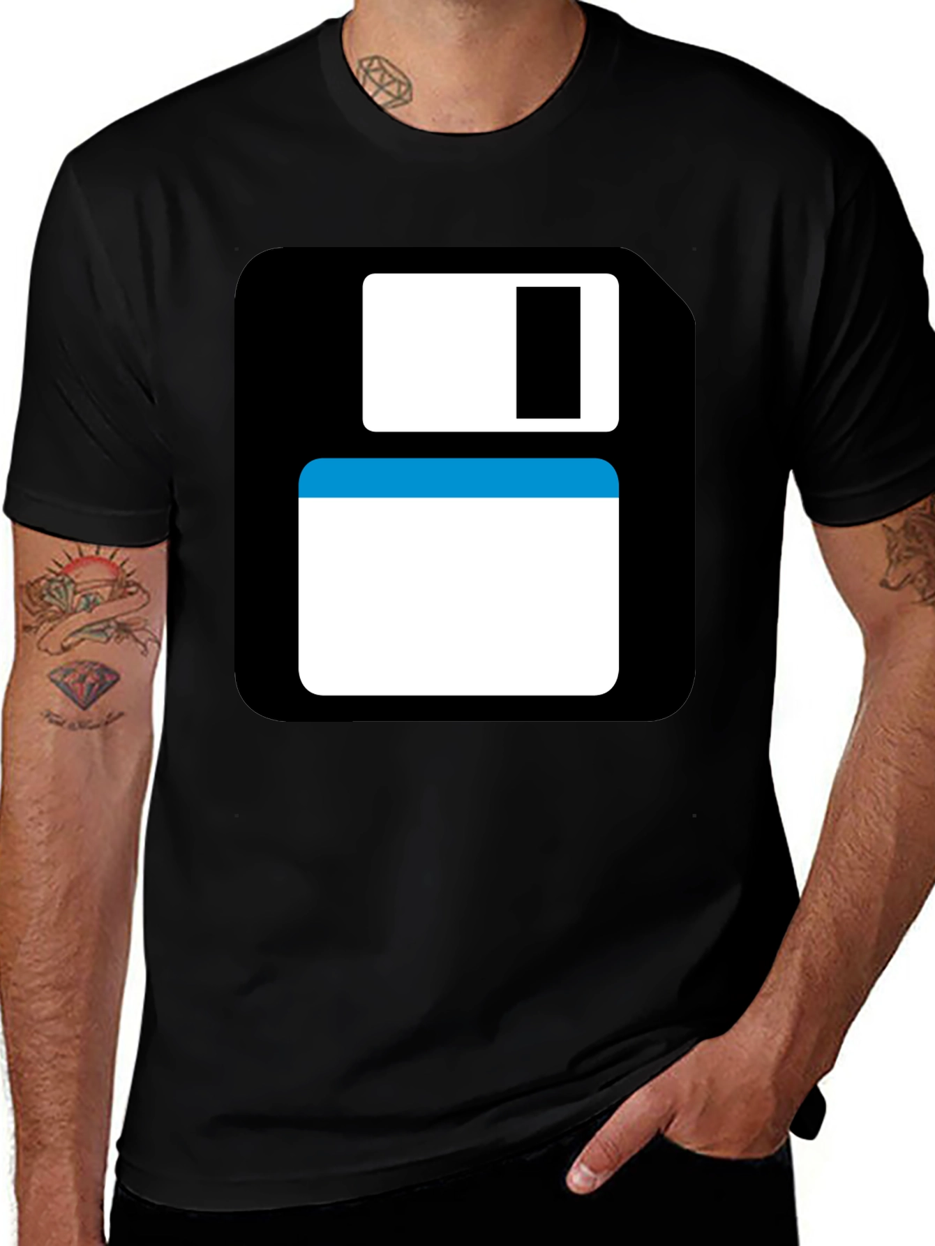 Camiseta Negra con Diseño Disquete Retro