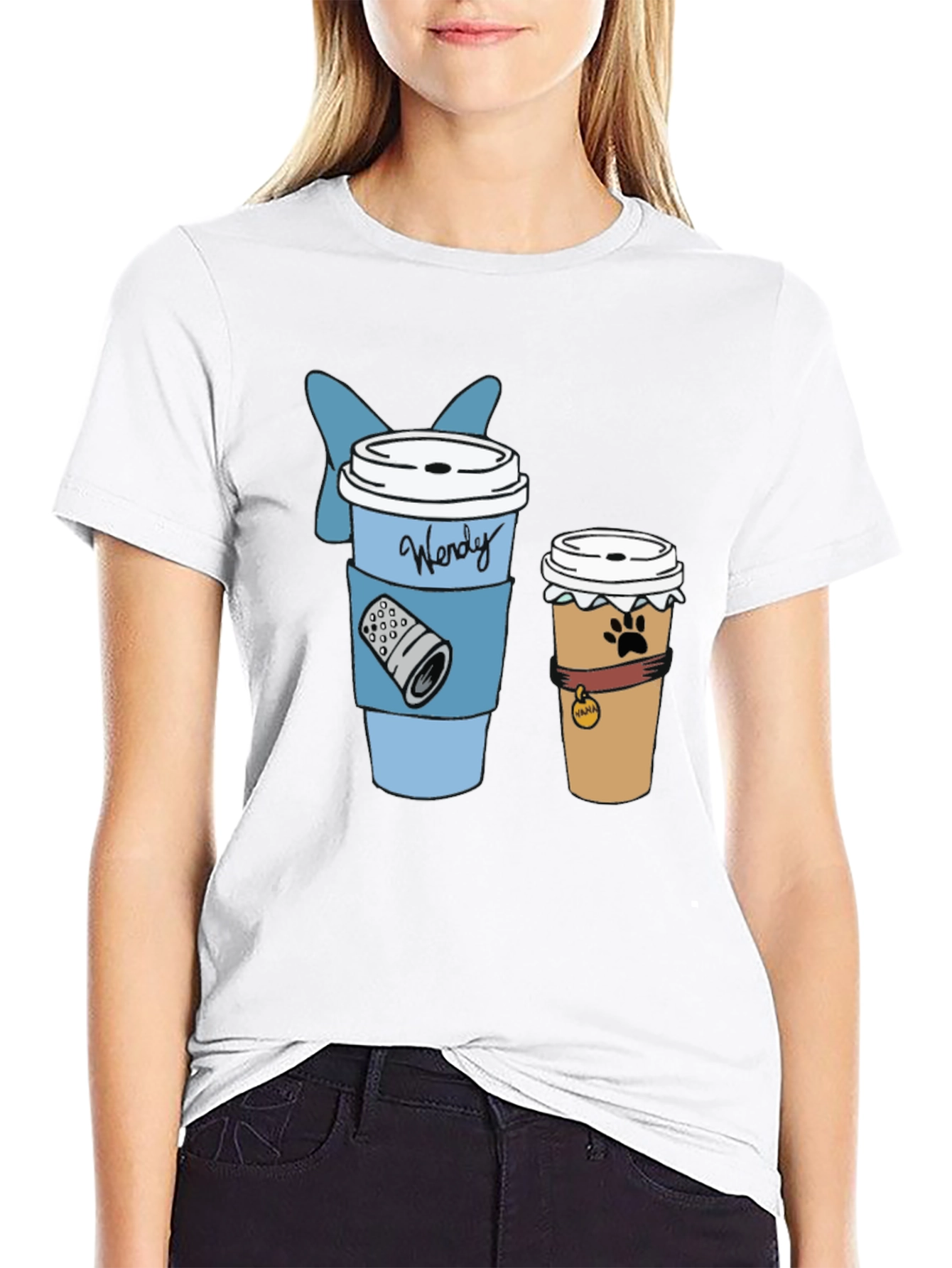 Camiseta Negra con Diseño de Café Wendy y Mascotas