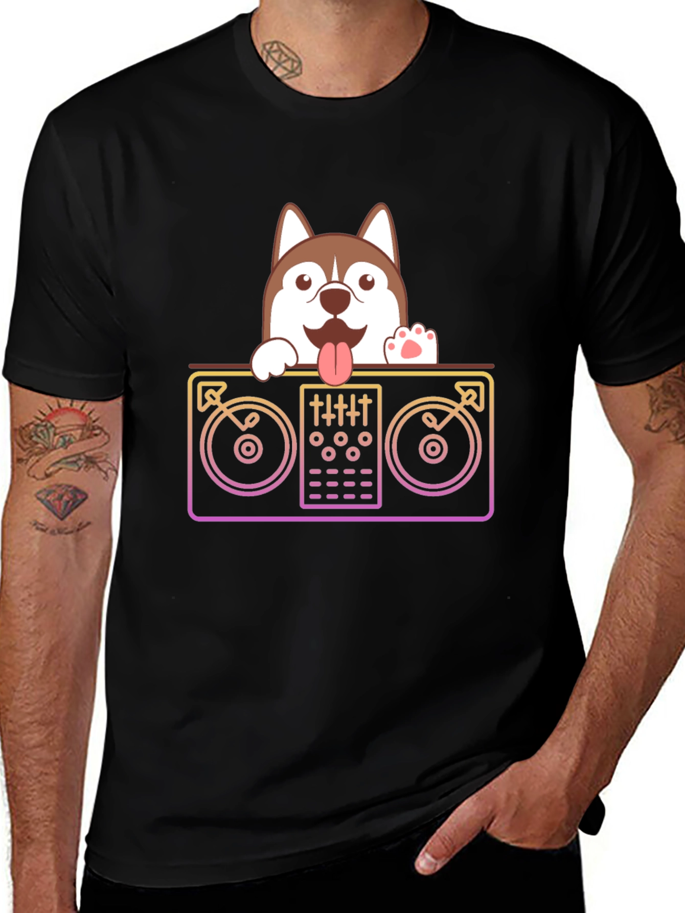 Camiseta Negra con Diseño de DJ Husky