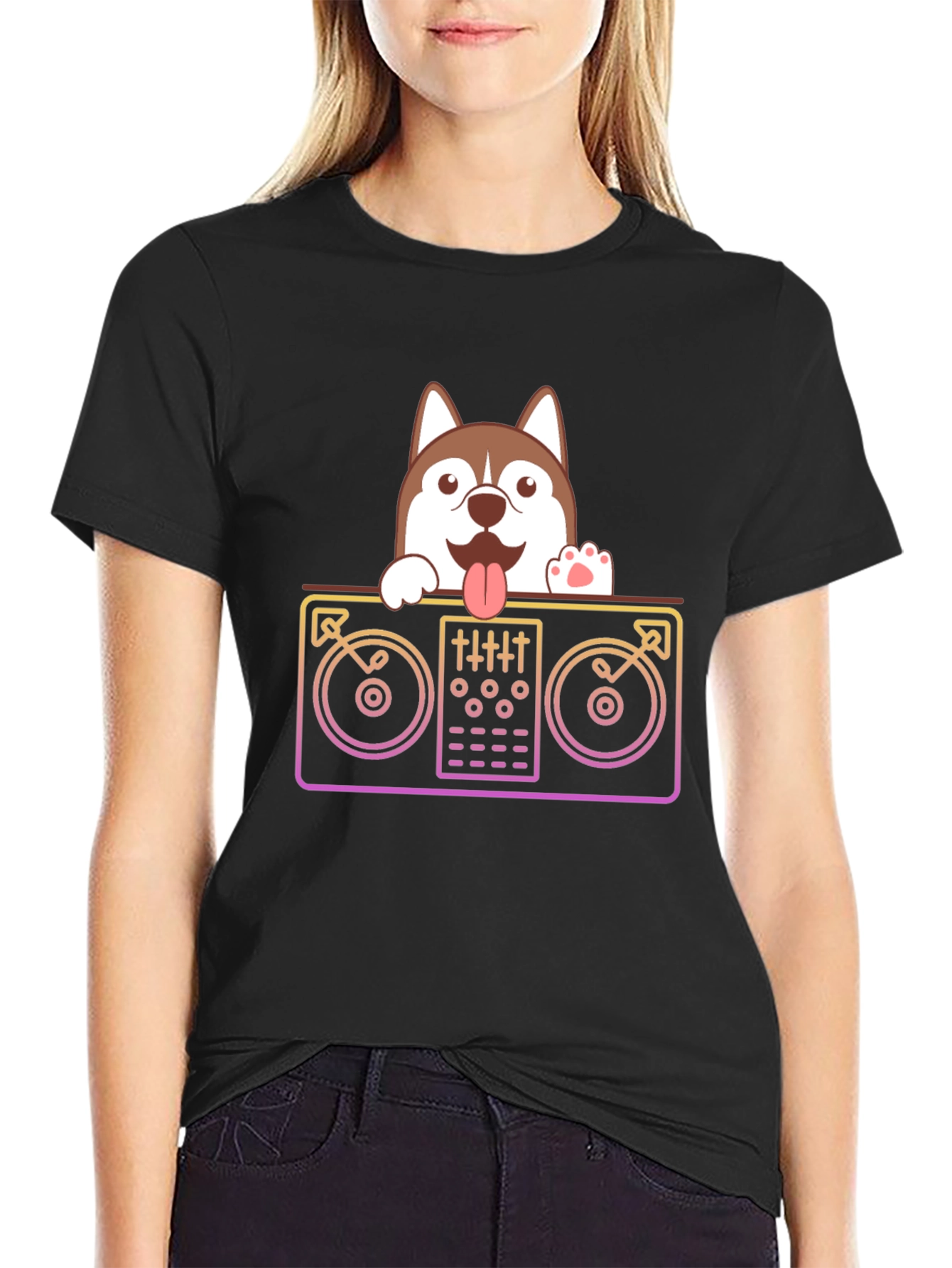 Camiseta Negra con Diseño de DJ Husky