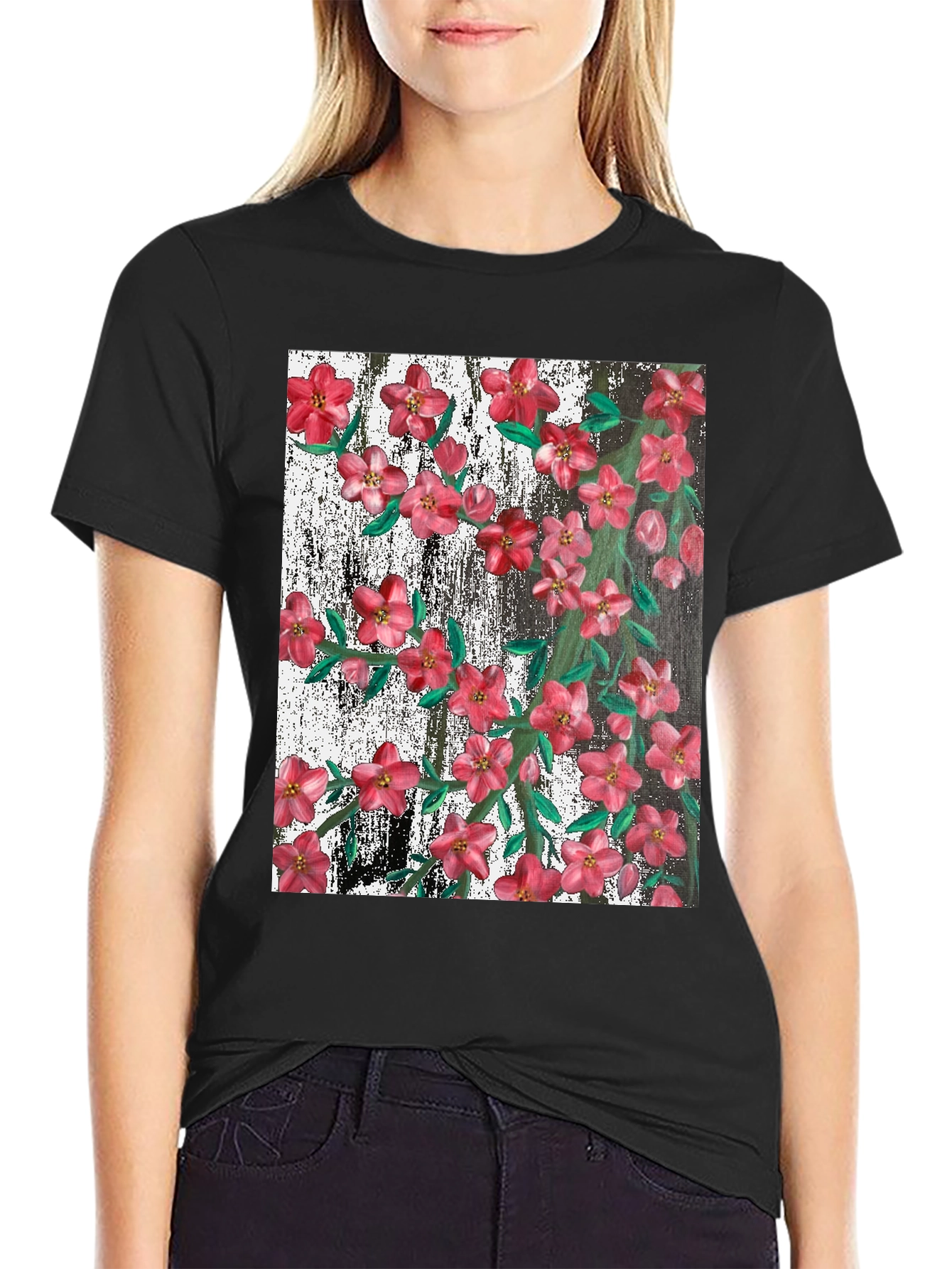 Camiseta Negra con Estampado Floral Artístico