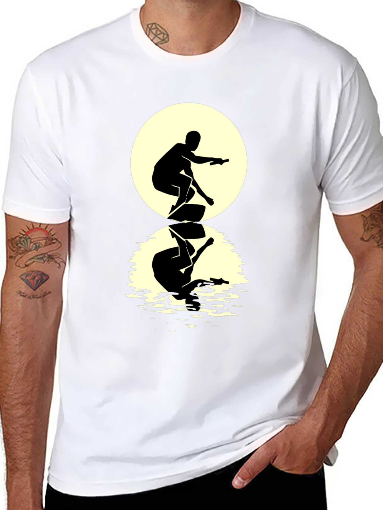 Camiseta Negra Hombre: Silueta Surfista Reflejo Lunar