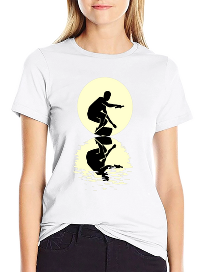 Camiseta Negra Hombre: Silueta Surfista Reflejo Lunar