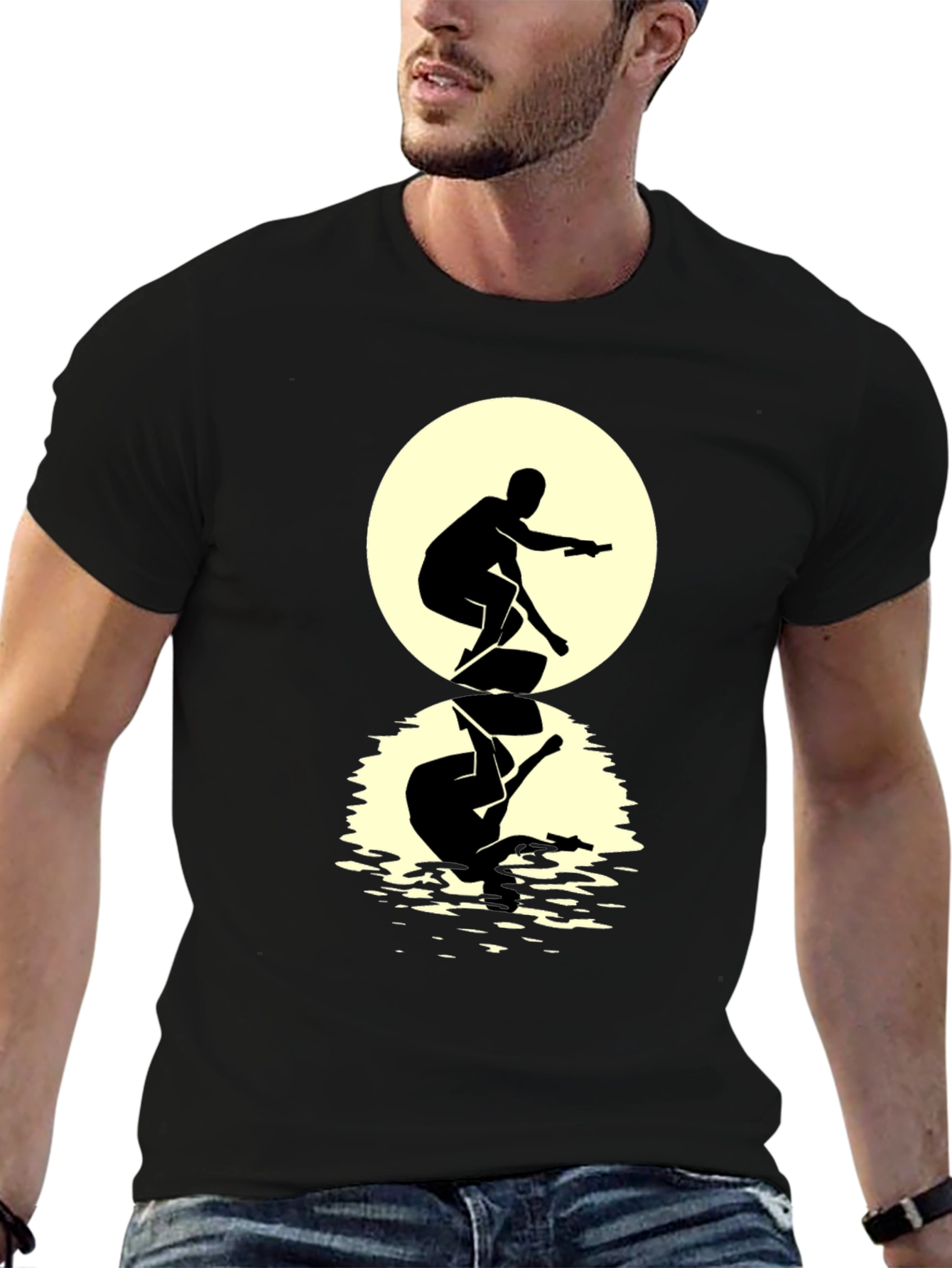 Camiseta Negra Hombre: Silueta Surfista Reflejo Lunar