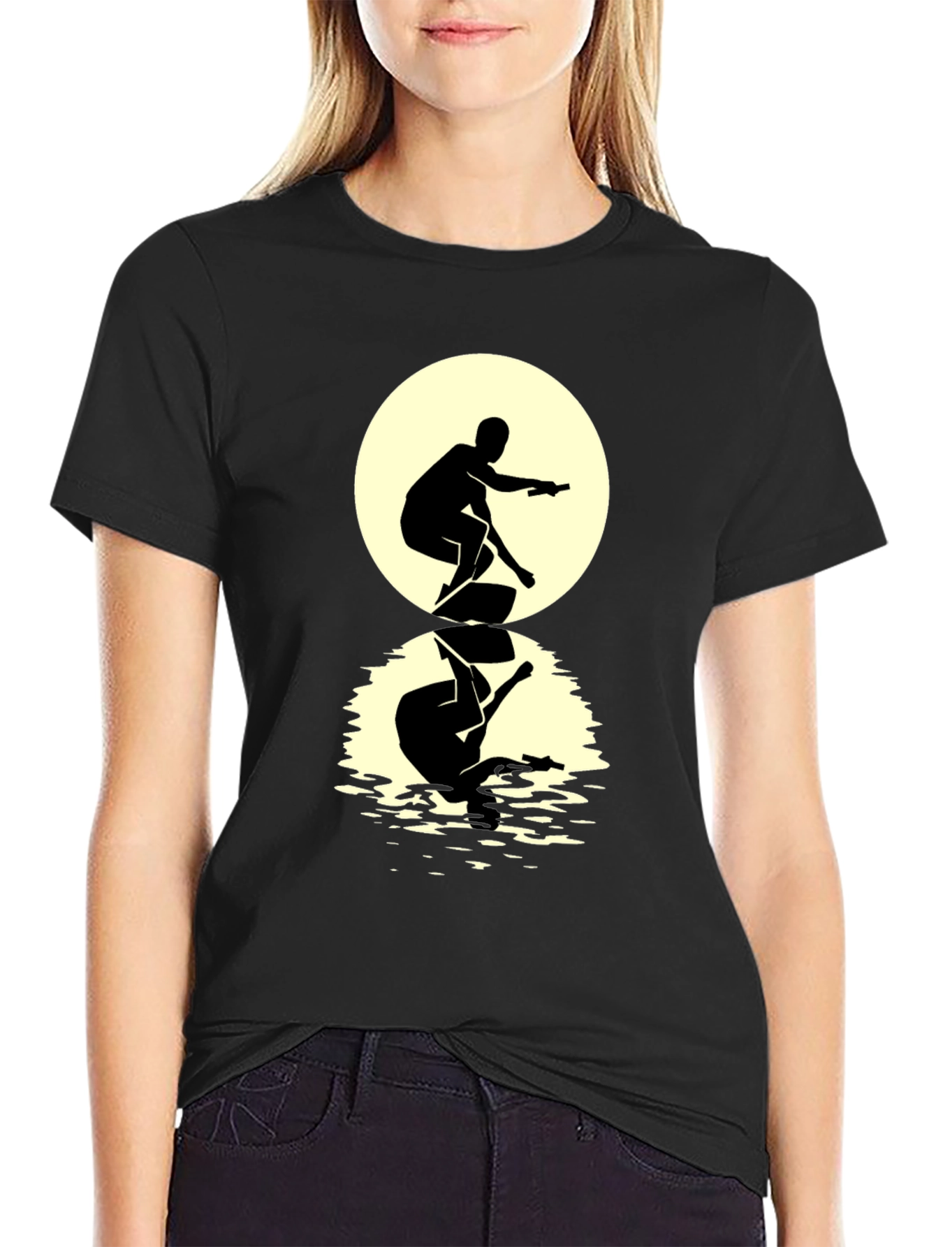 Camiseta Negra Hombre: Silueta Surfista Reflejo Lunar