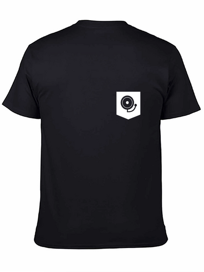 Camiseta Negra con Bolsillo y Diseño de Campana