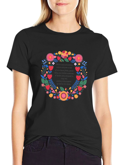 Camiseta Negra con Diseño Floral y de Fresas