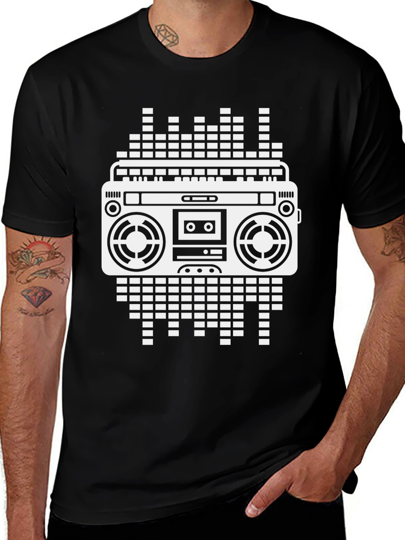 Camiseta Negra con Diseño Retro de Radiocasete