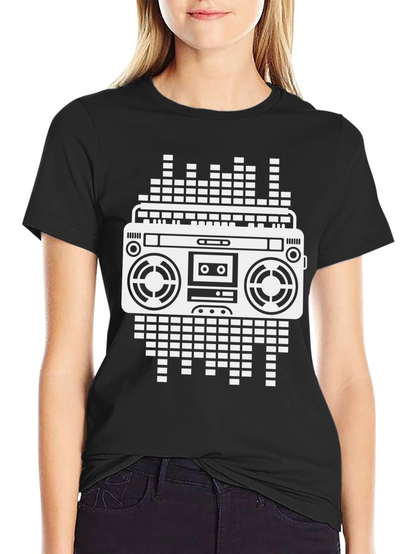 Camiseta Negra con Diseño Retro de Radiocasete