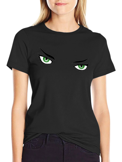 Camiseta Negra con Ojos Verdes Intrigantes