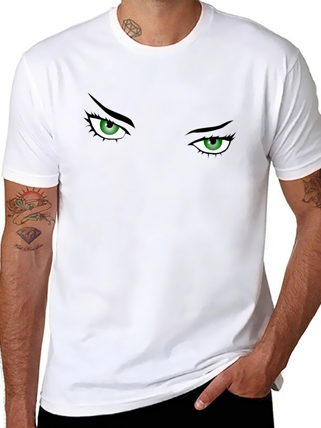 Camiseta Negra con Ojos Verdes Intrigantes